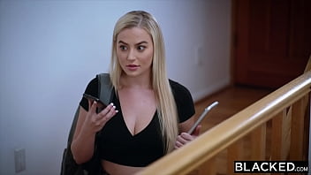 Молодая блонда пердолит вагину здоровенным фаллоимитатор на диване